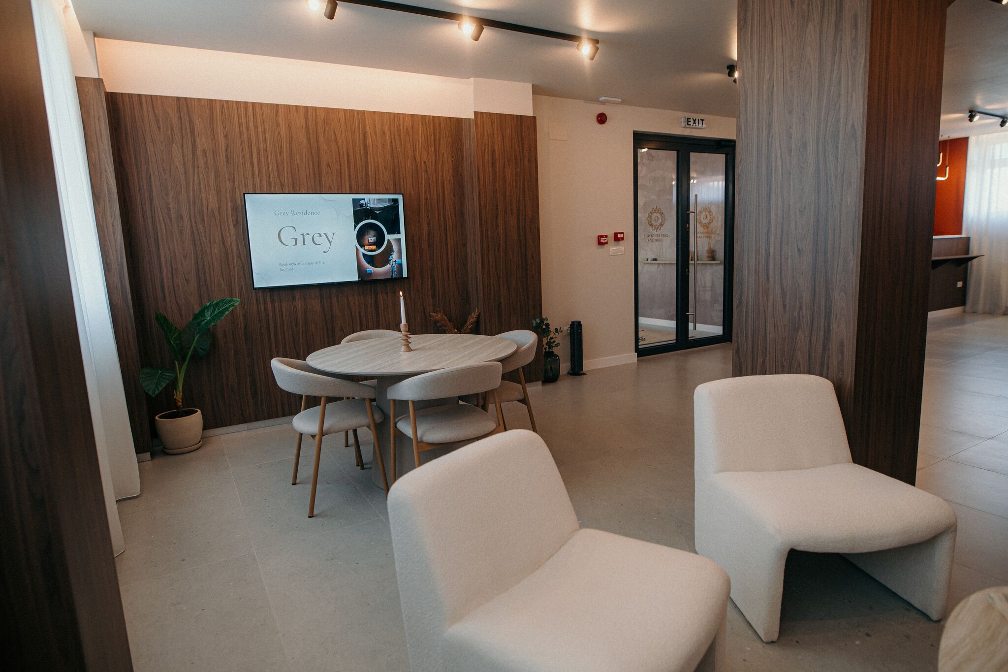 Fotolii albe curbate si ecran in zona de lounge — Grey Residence, Drobeta-Turnu Severin
