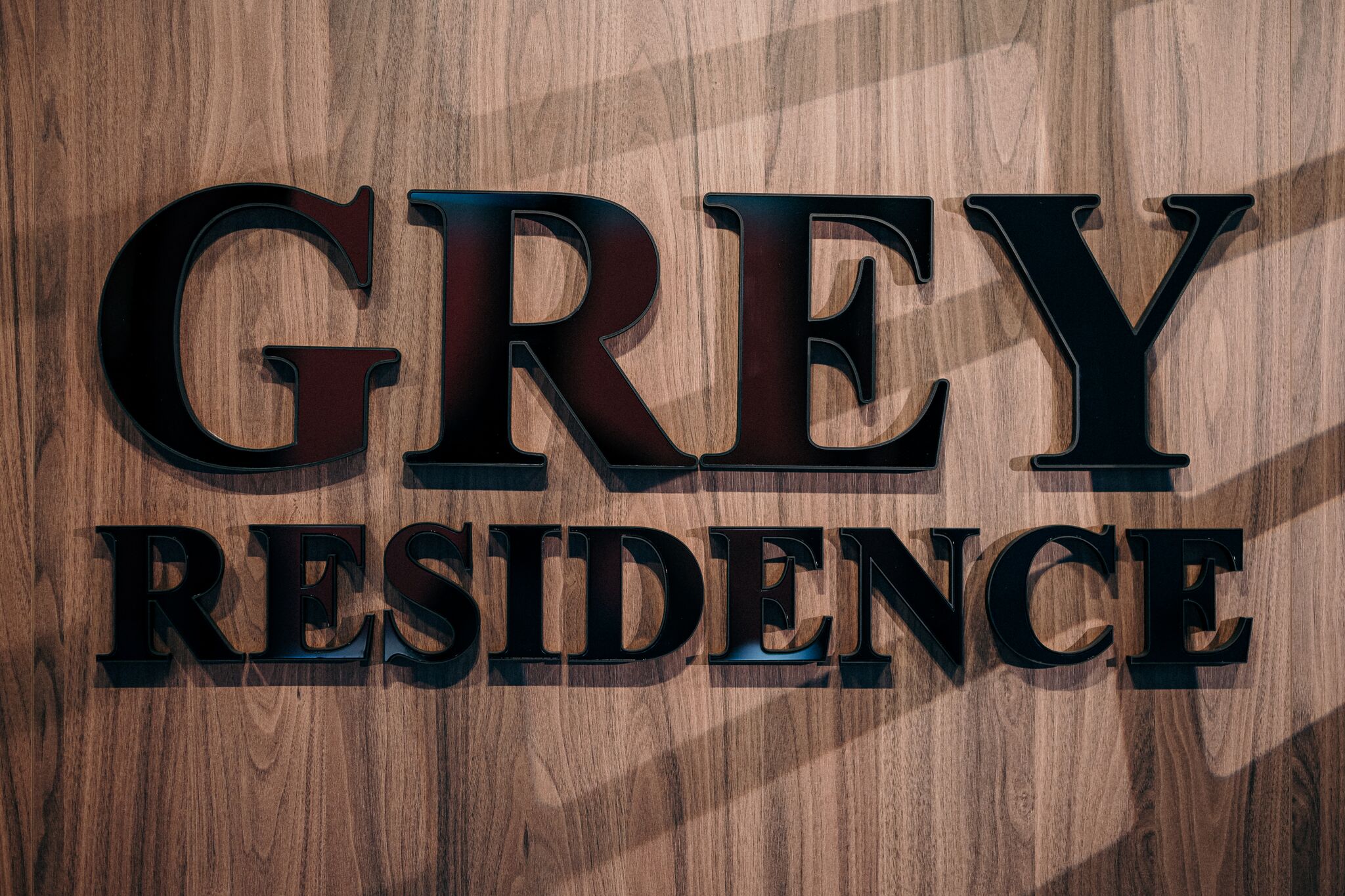Sigla Grey Residence pe peretele de nuc — Grey Residence, Drobeta-Turnu Severin
