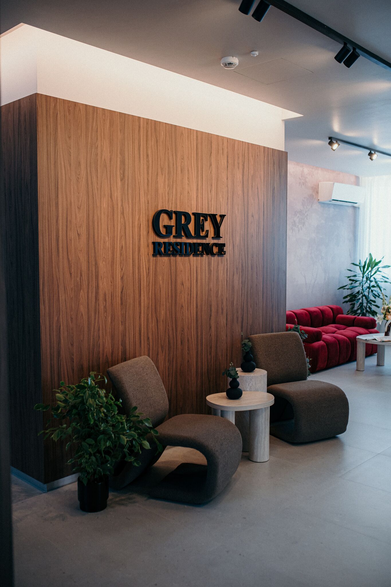 Fotolii curbate si masuta de travertin — Grey Residence, Drobeta-Turnu Severin