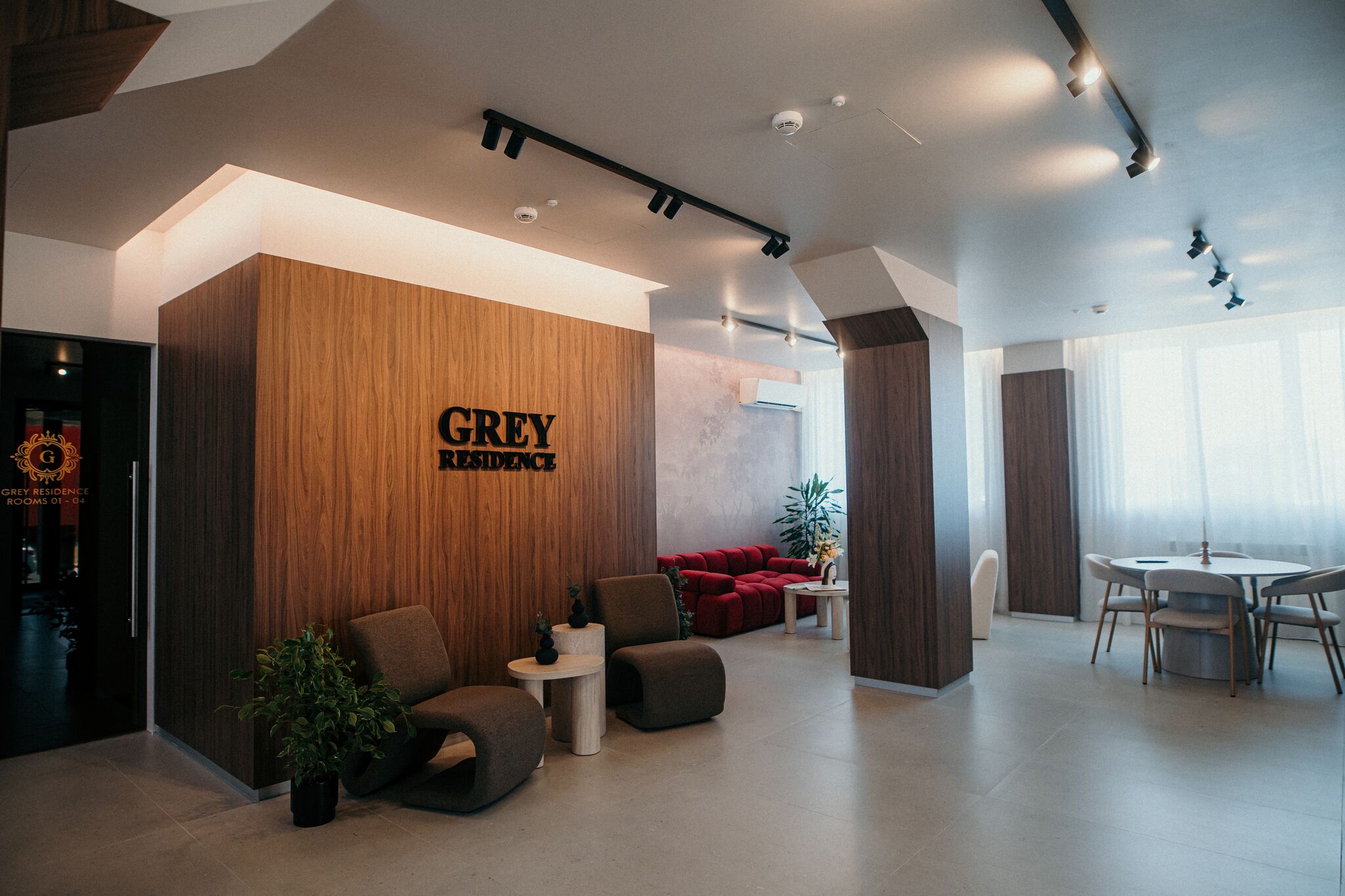 Lounge-ul si trecerea catre lobby bar — Grey Residence, Drobeta-Turnu Severin
