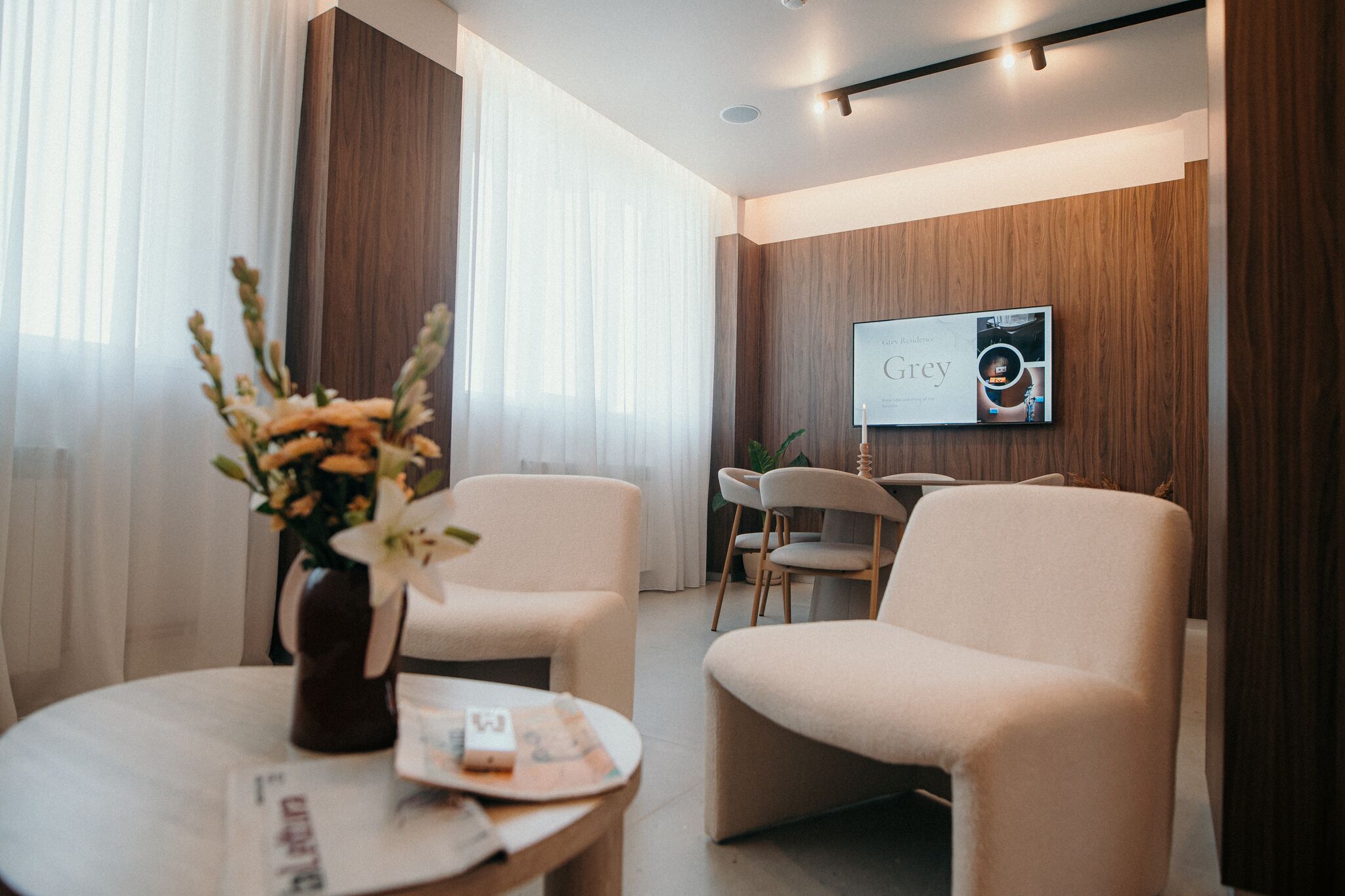 Colt de relaxare cu fotolii albe si flori — Grey Residence, Drobeta-Turnu Severin