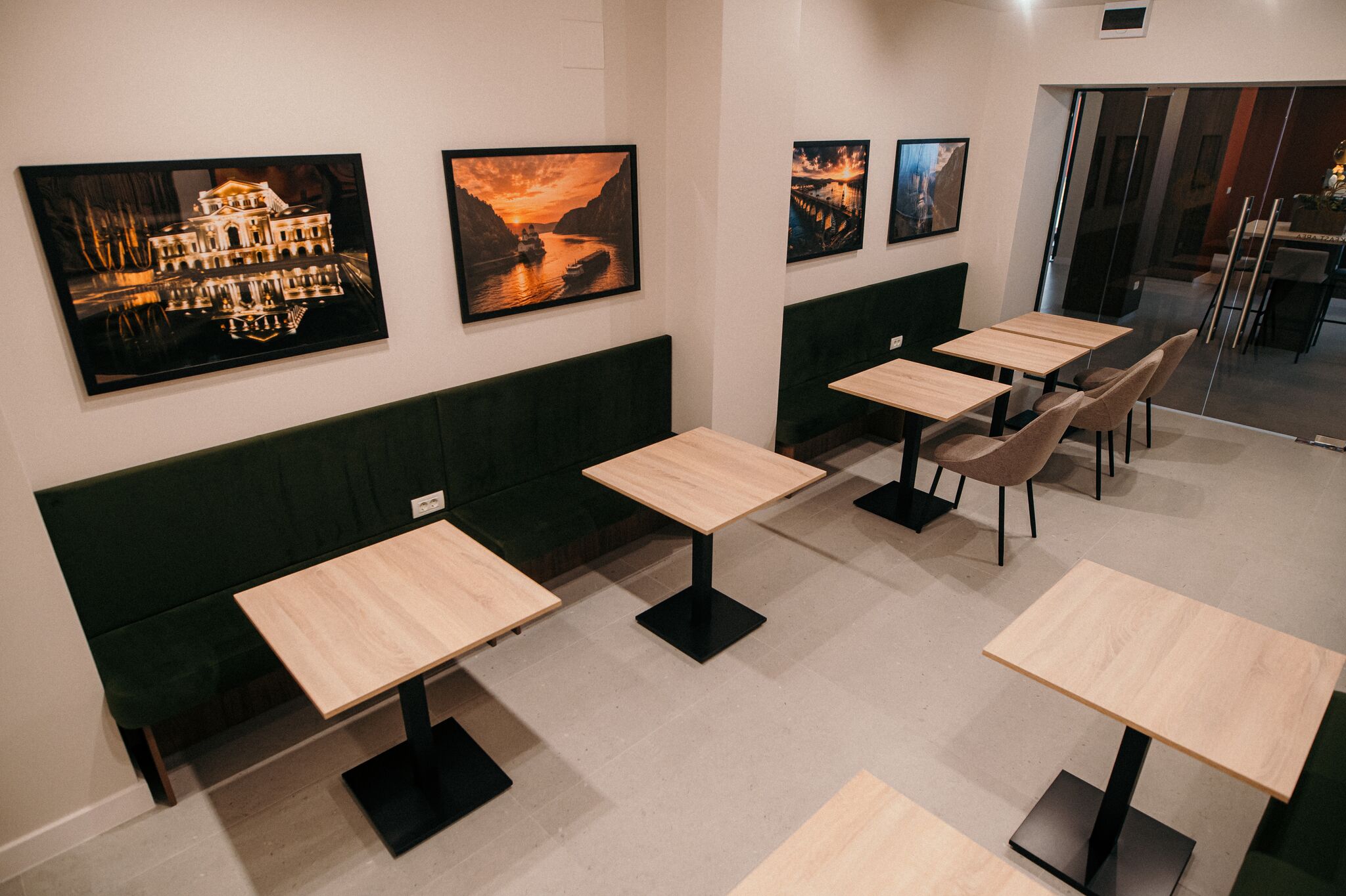 Salon cu banchete verzi si mese de lemn deschis — Grey Residence, Drobeta-Turnu Severin