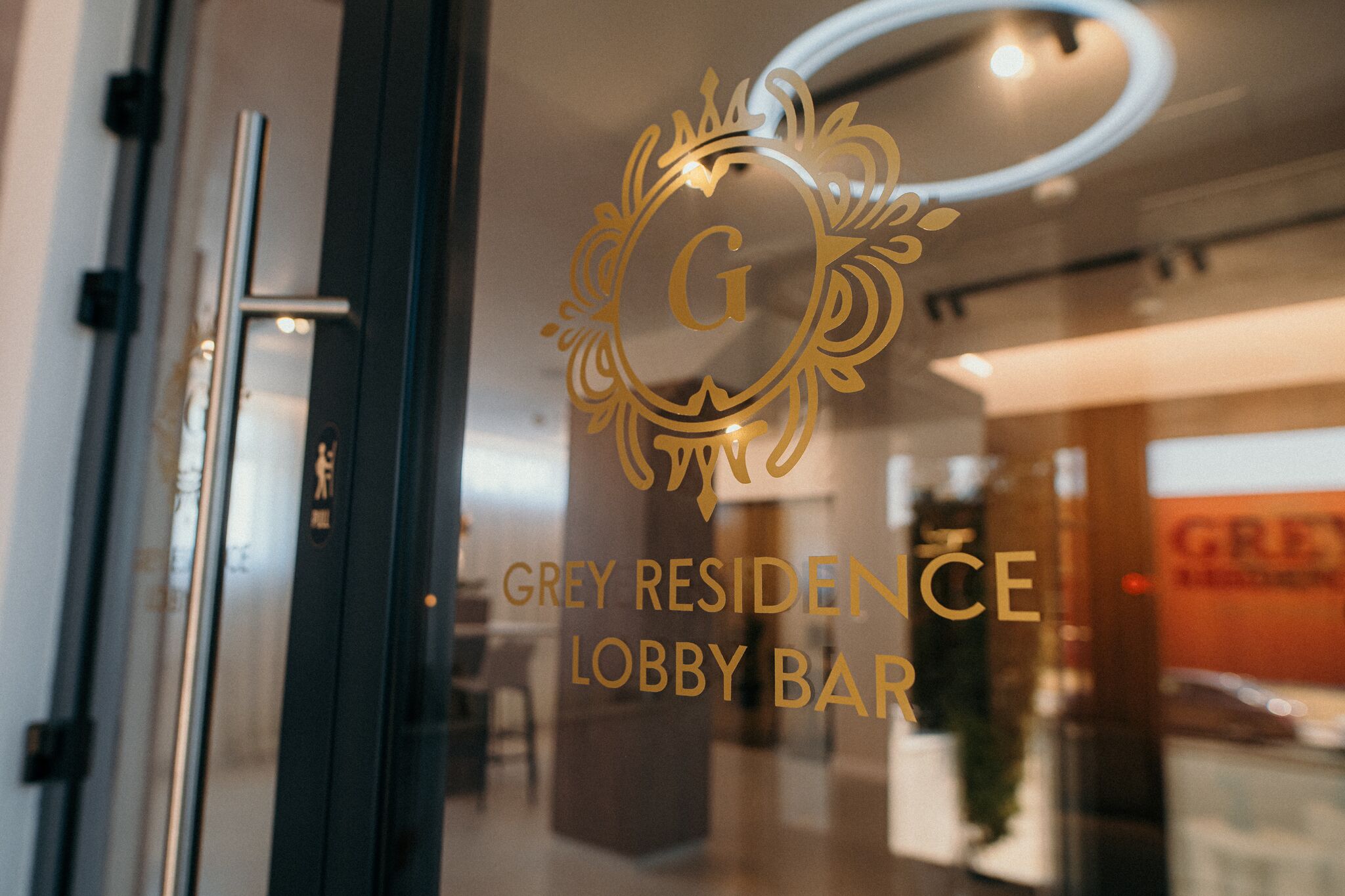 Usa de sticla gravata a lobby bar-ului — Grey Residence, Drobeta-Turnu Severin