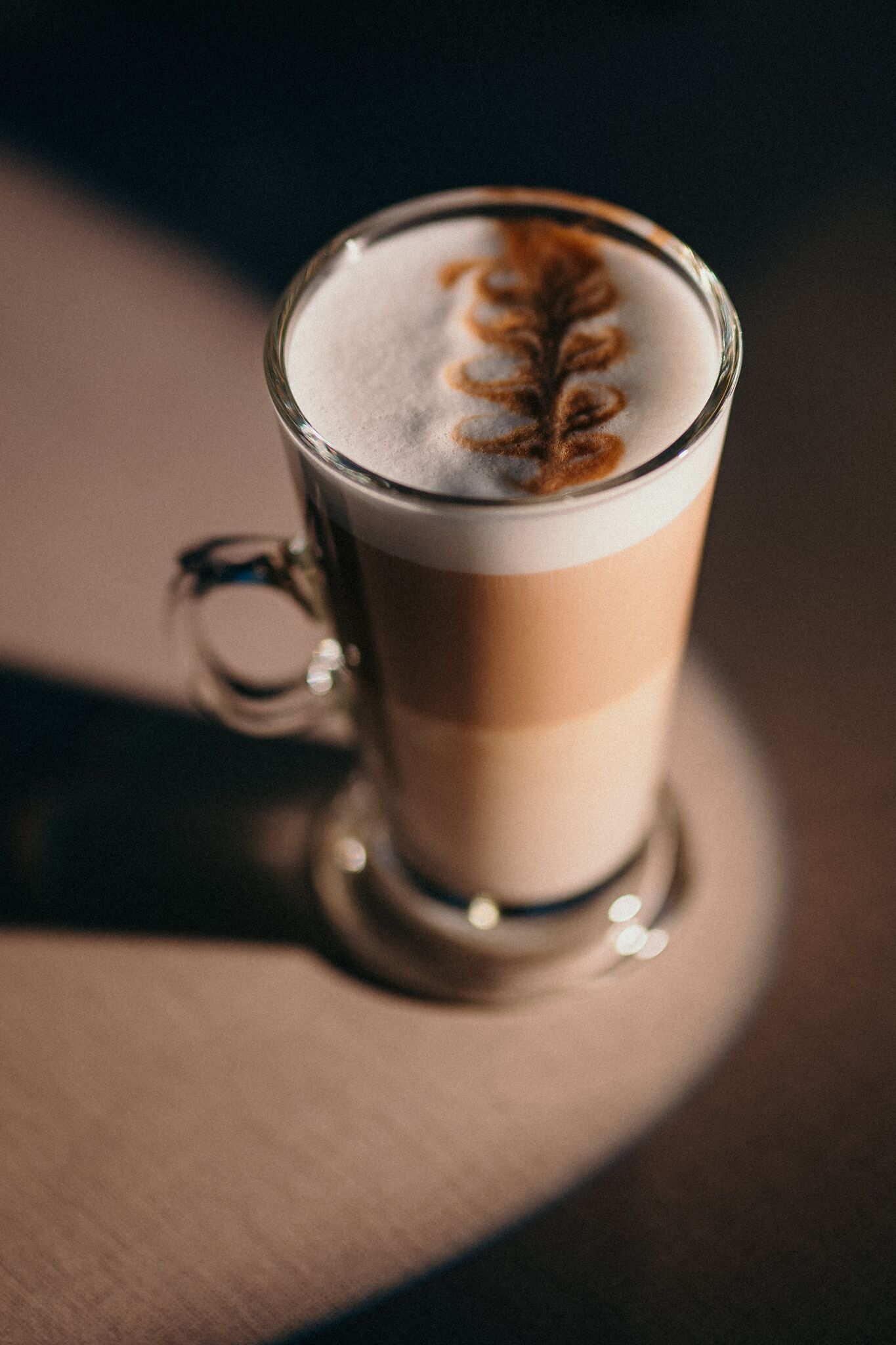 Latte servit in lumina calda a barului — Grey Residence, Drobeta-Turnu Severin
