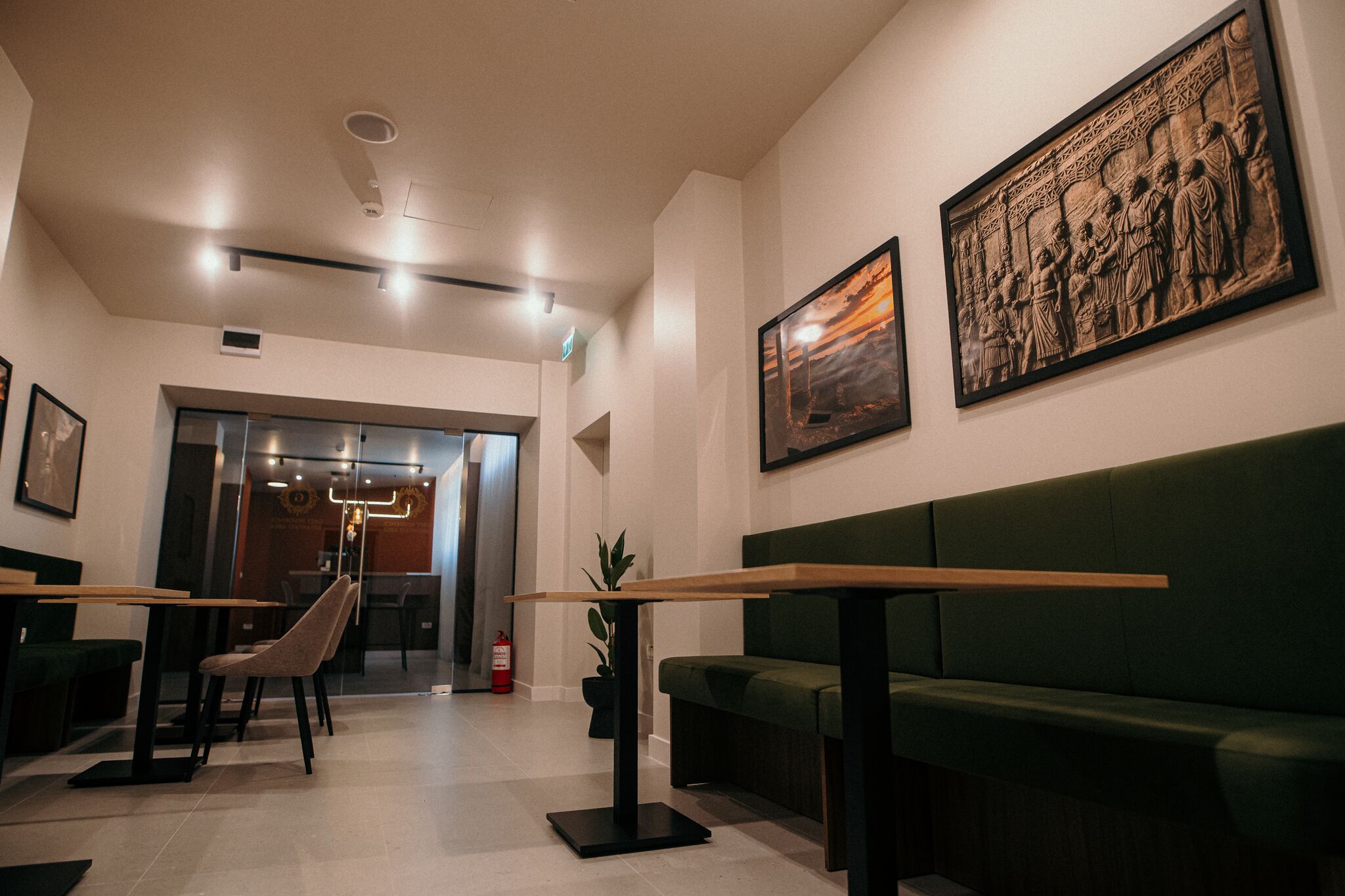 Banchete verzi sub fotografii cu Drobeta-Turnu Severin — Grey Residence, Drobeta-Turnu Severin