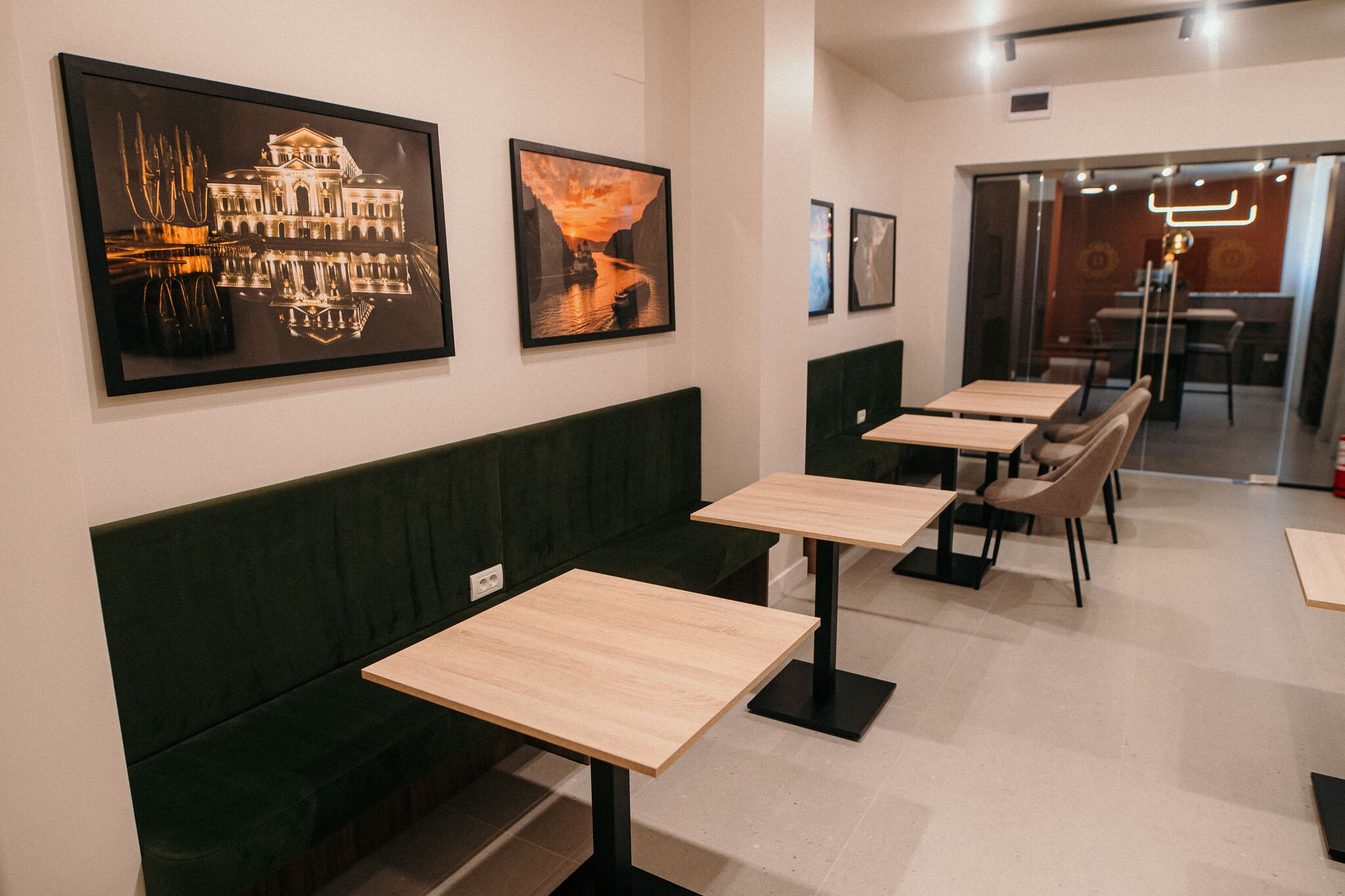 Mese si banchete sub fotografii inramate ale orasului — Grey Residence, Drobeta-Turnu Severin
