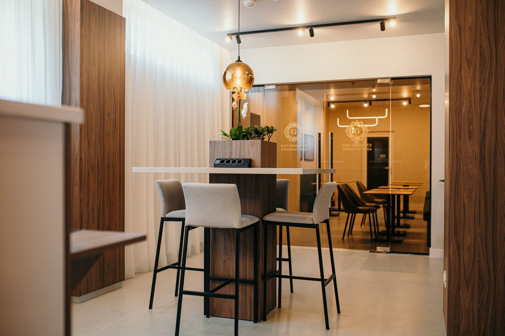 Mesele inalte ale barului vazute dinspre lounge — Grey Residence, Drobeta-Turnu Severin