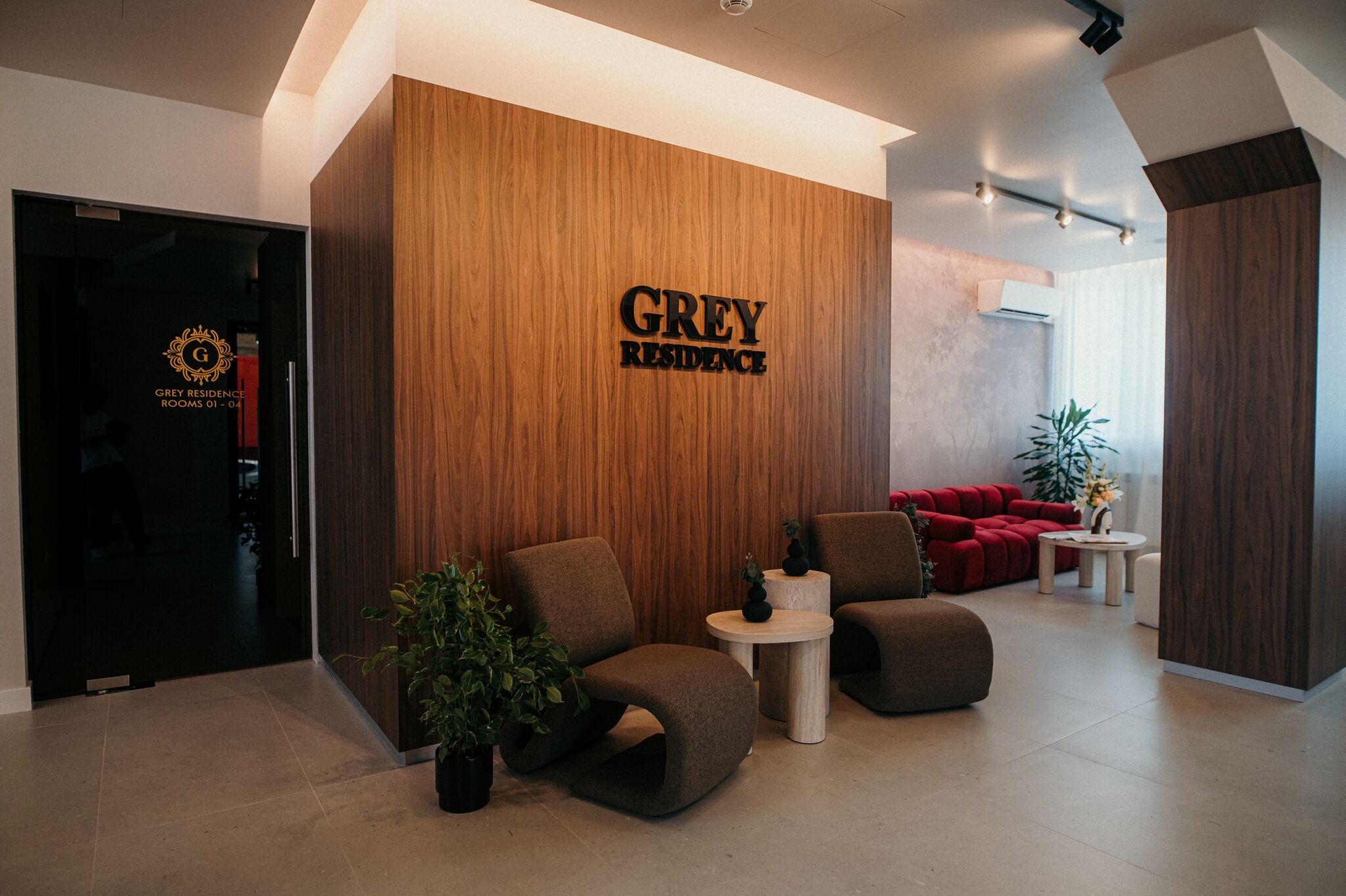 Lounge-ul de la parter, cu acces catre camere — Grey Residence, Drobeta-Turnu Severin