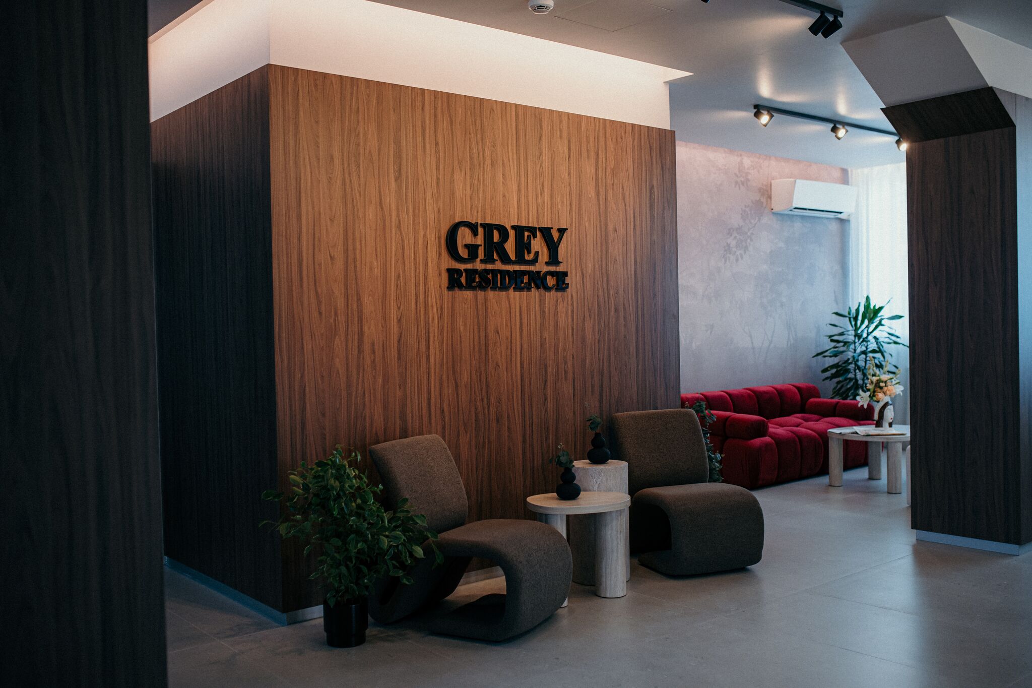 Perspectiva ampla a lounge-ului de la parter — Grey Residence, Drobeta-Turnu Severin
