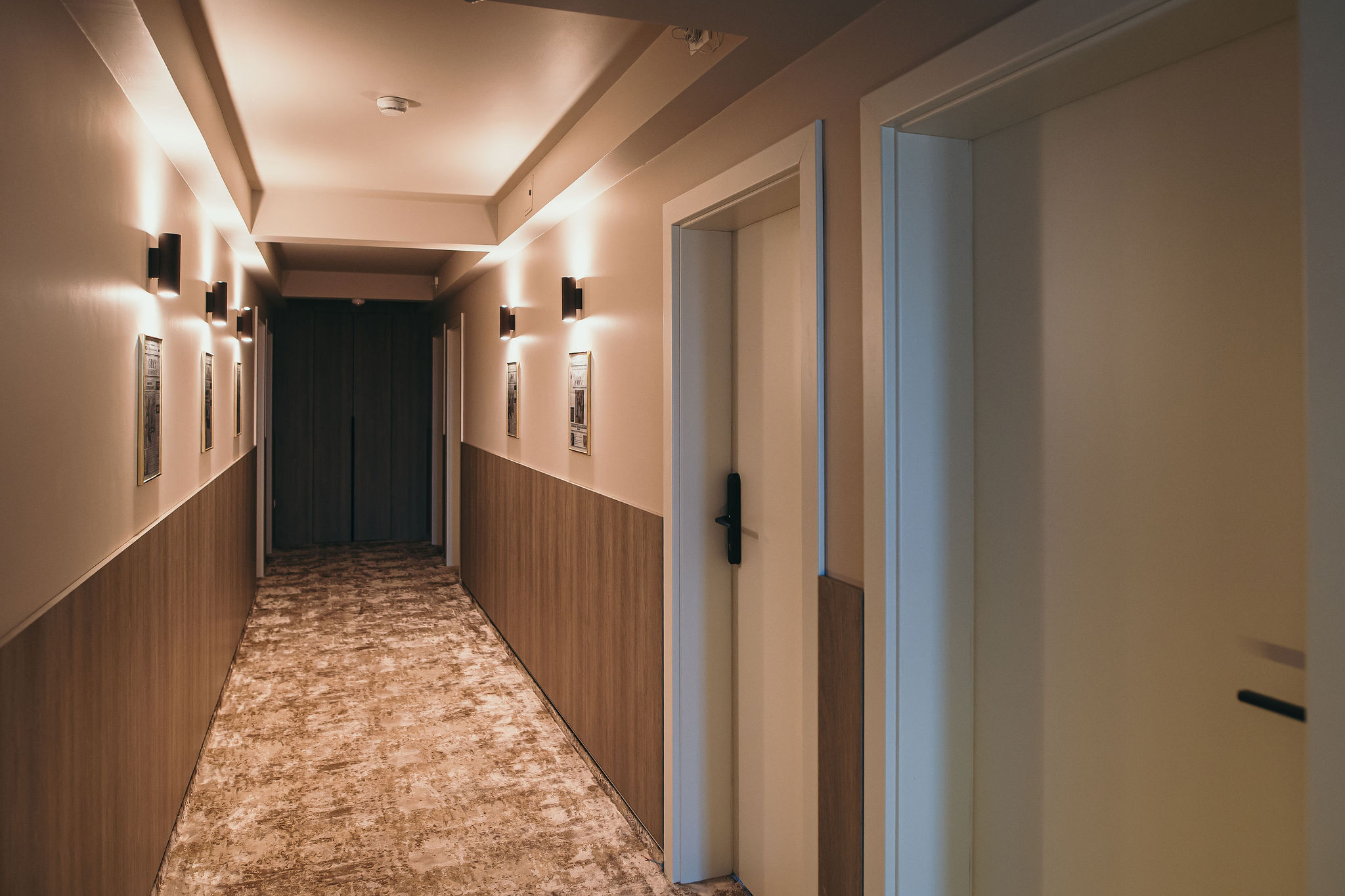 Hol către camere la Grey Residence