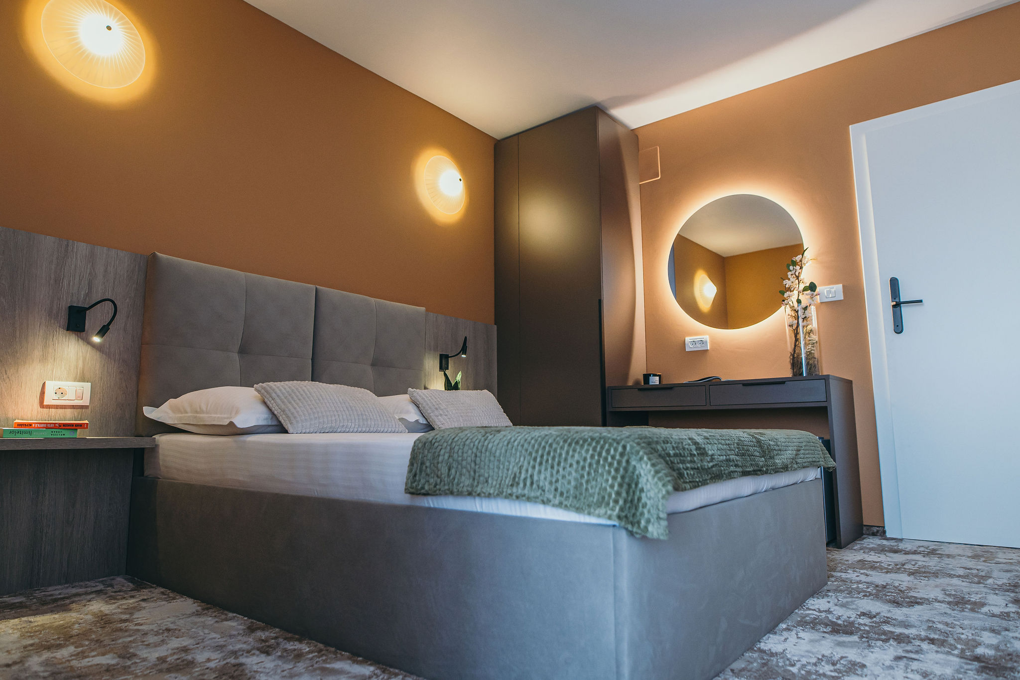 Pat King Size cu cuvertură verde în camera Deluxe