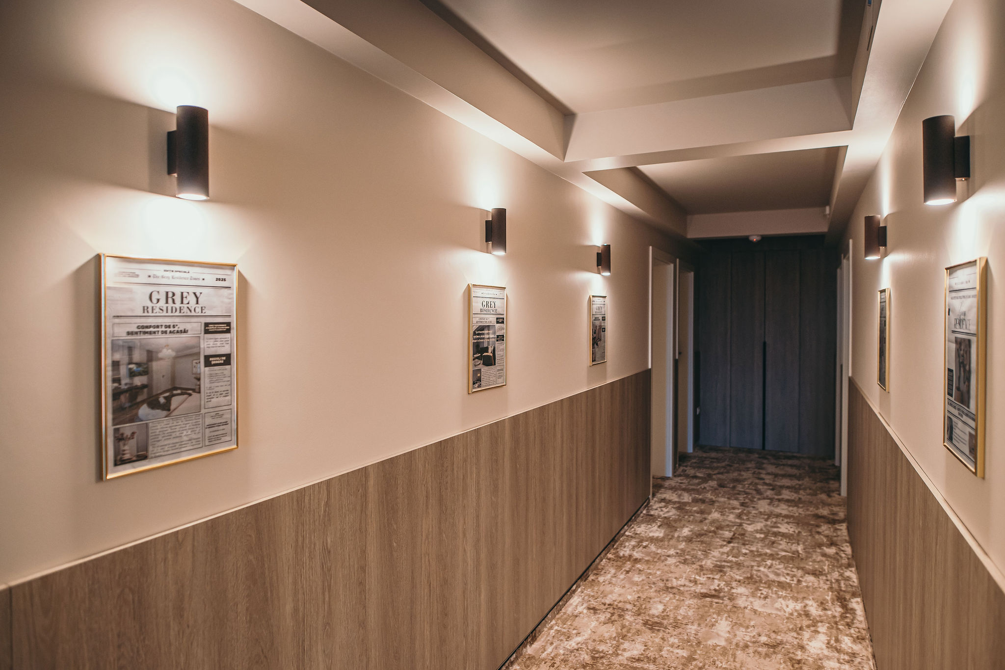 Hol decorat cu tablouri la Grey Residence