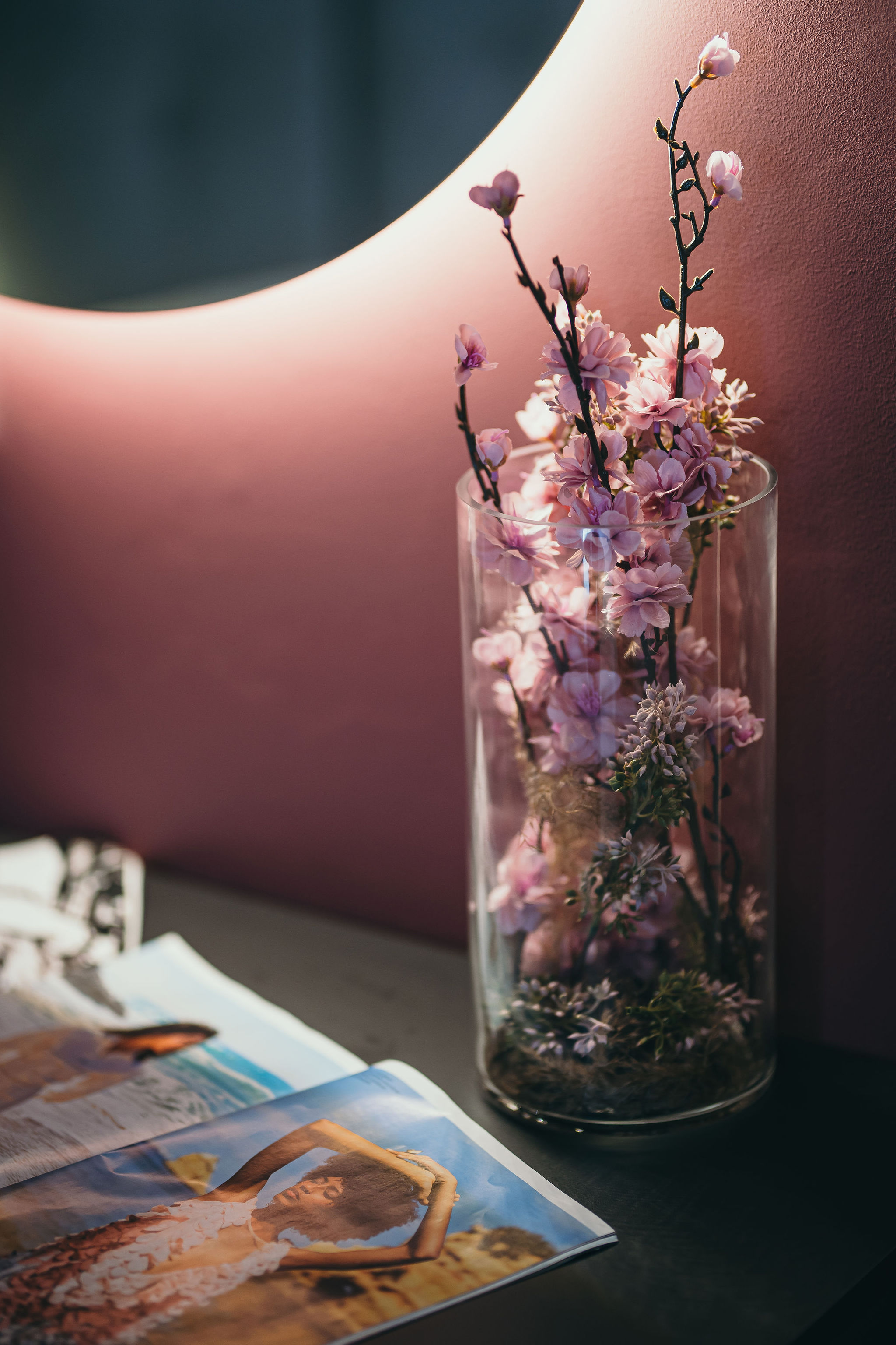 Detaliu decorativ cu flori în camera Deluxe