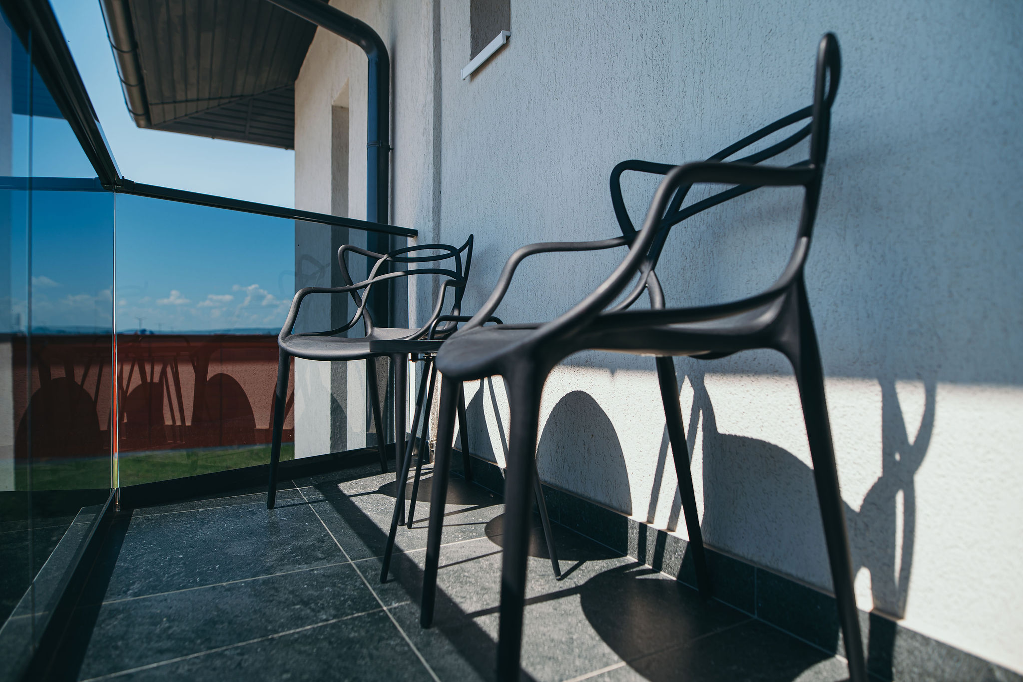 Balcon cu scaune la Grey Residence