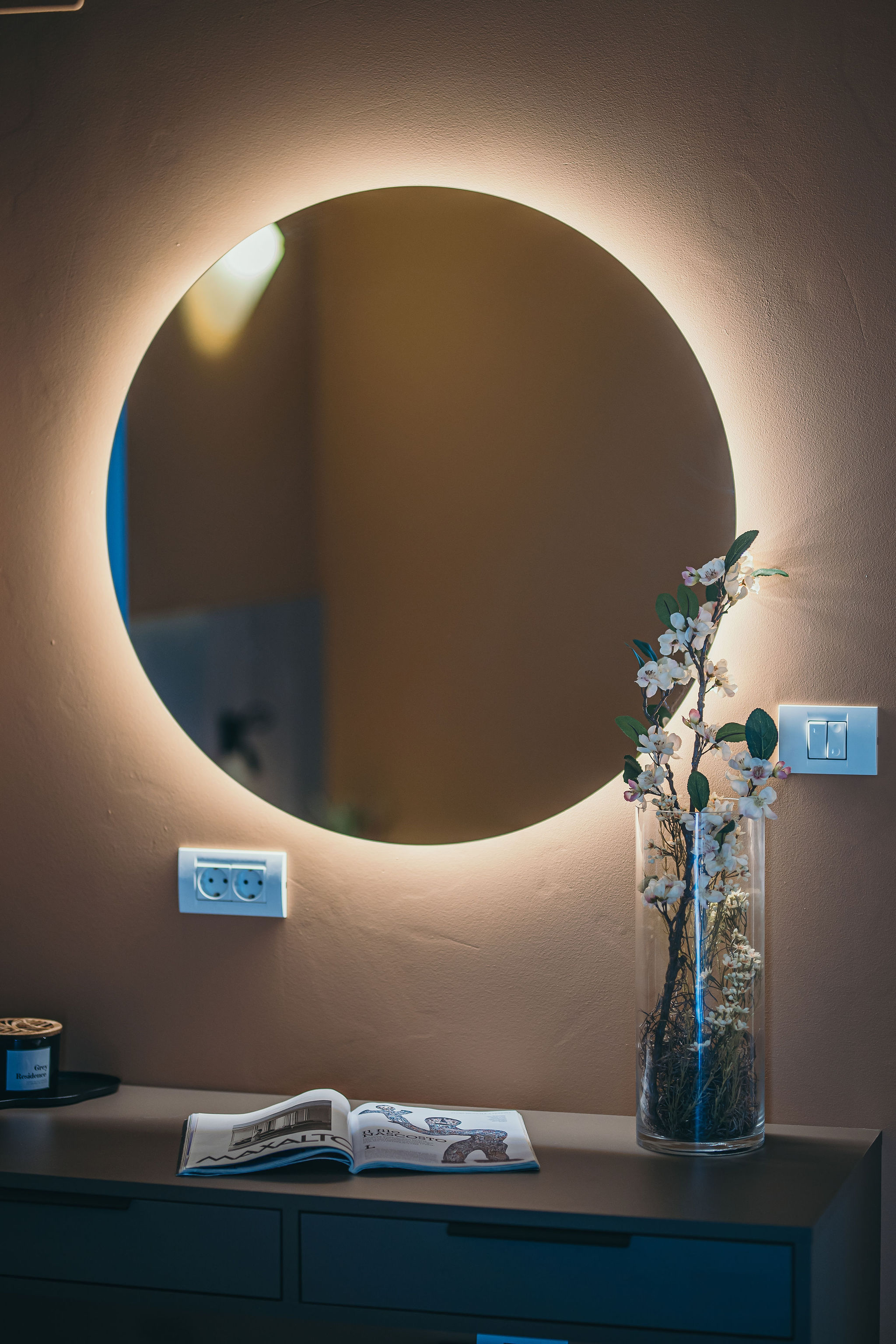 Oglinda rotundă iluminată în camera Deluxe