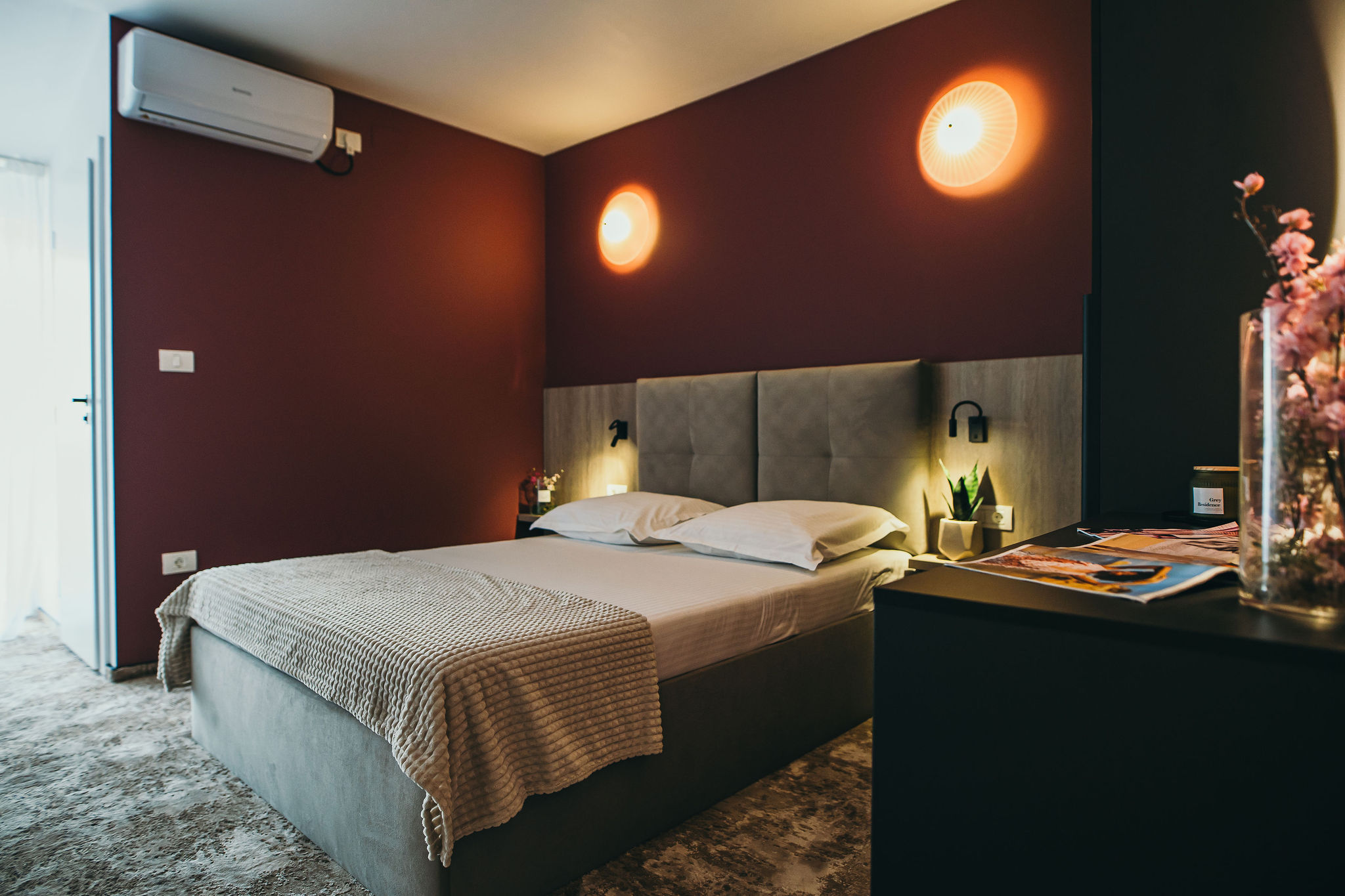 Vedere de ansamblu a camerei Deluxe cu perete grena