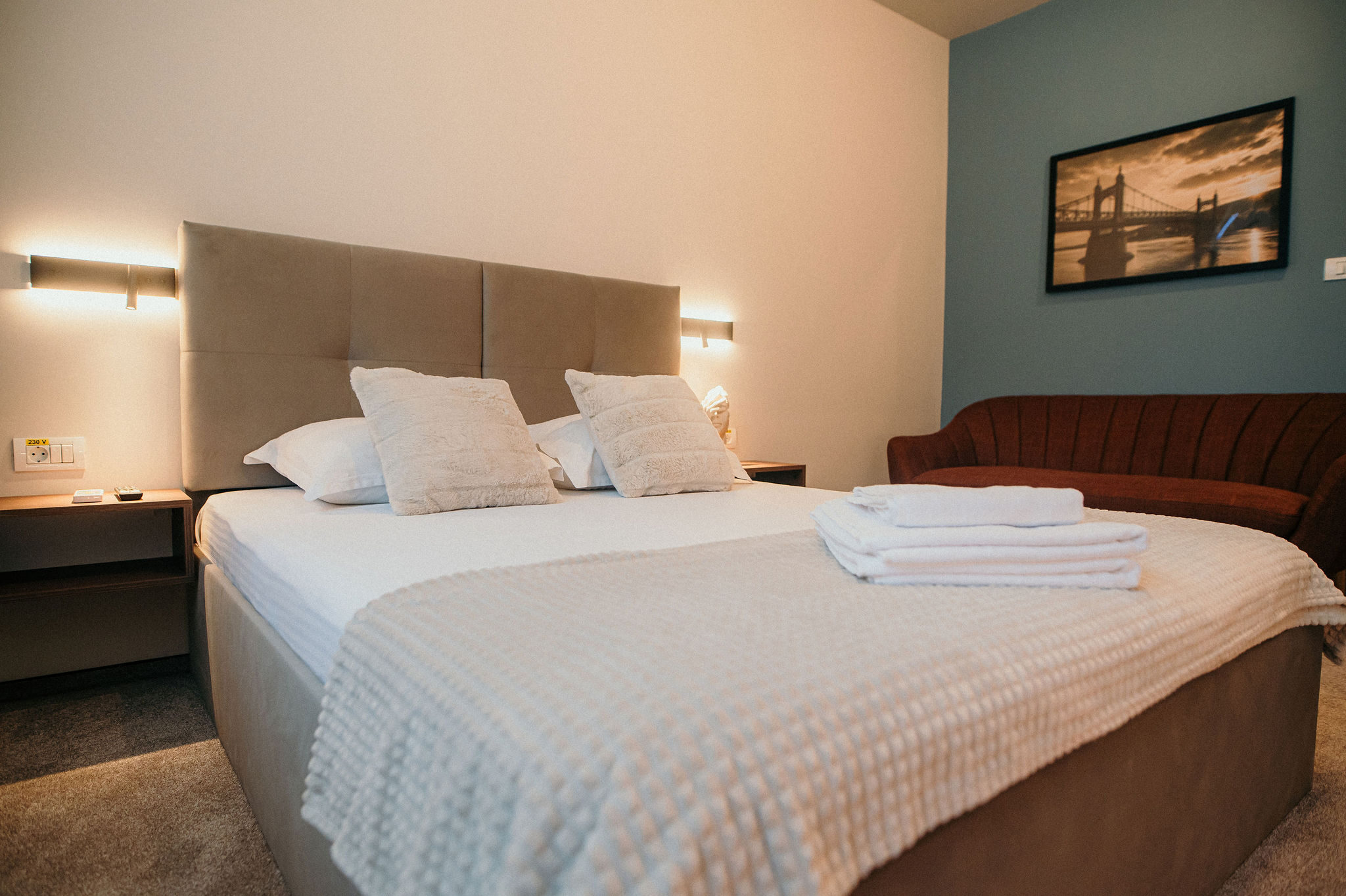 Pat King Size cu tăblie tapițată într-o cameră King Deluxe la Grey Residence, Drobeta-Turnu Severin