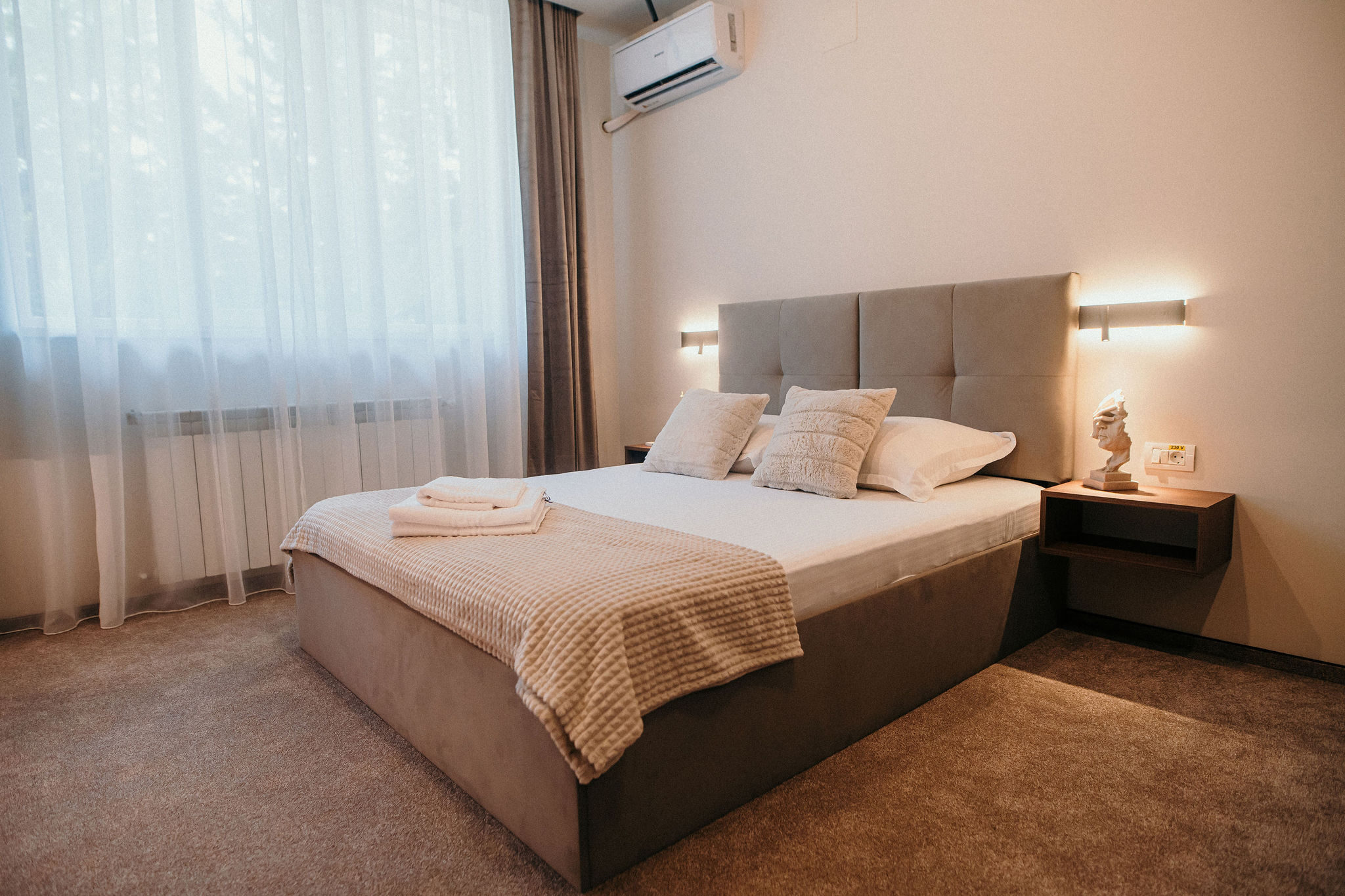 Pat King Size lângă fereastră, cu aer condiționat, în camera King Deluxe