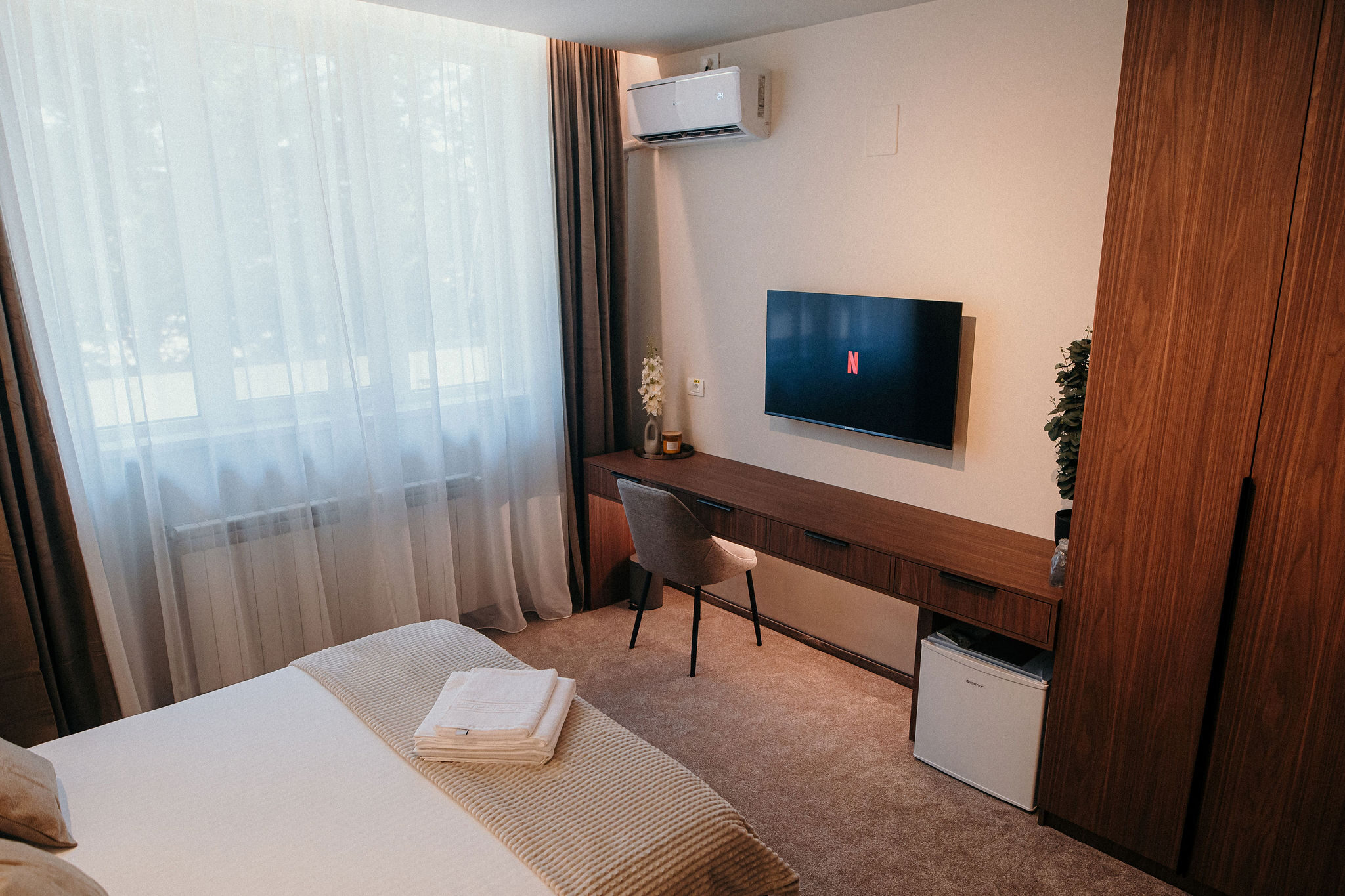 Birou de lucru, Smart TV, minibar și dulap în camera King Deluxe