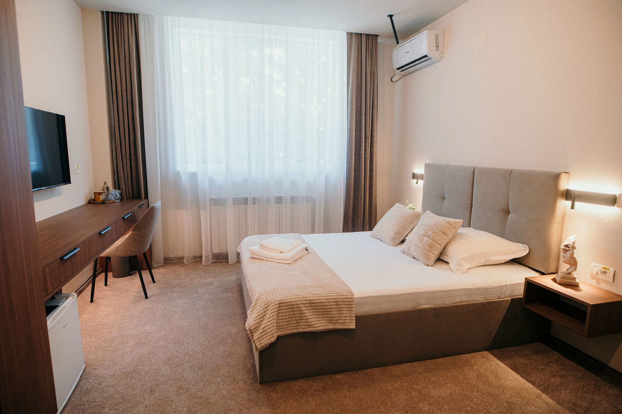 Vedere de ansamblu a camerei King Deluxe cu pat King Size și birou